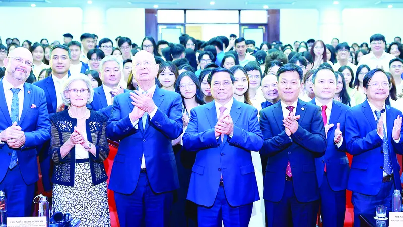 Thủ tướng Phạm Minh Chính và GS Klaus Schwab với sinh viên, thanh niên Việt Nam. Ảnh: TTXVN