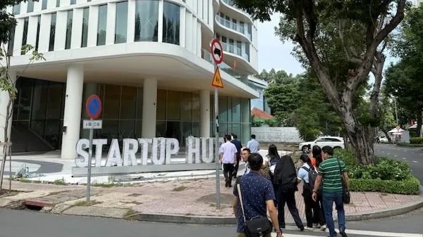 Các đại biểu dự hội thảo tham quan Trung tâm Khởi nghiệp Sáng tạo TPHCM.