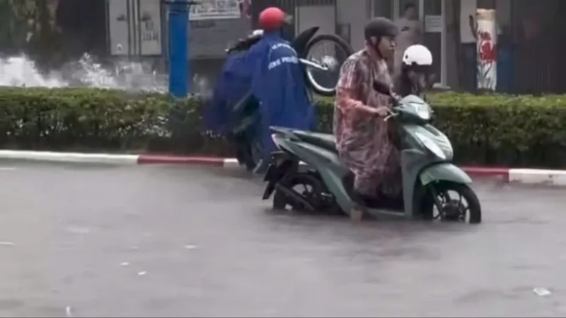 Mưa lớn gây ngập tuyến Quốc lộ 1k đoạn giáp ranh Đồng Nai và Bình Dương