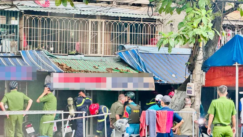Lực lượng chức năng chữa cháy ở hiện trường.