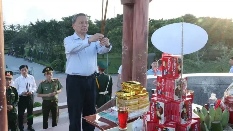 Tổng Bí thư, Chủ tịch nước dâng hương tưởng nhớ các anh hùng liệt sĩ ở Quảng Trị