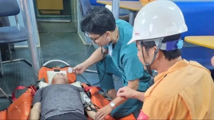 Lực lượng cứu nạn của Việt Nam sơ cứu cho thuyền viên nước ngoài bị đột quỵ trên biển