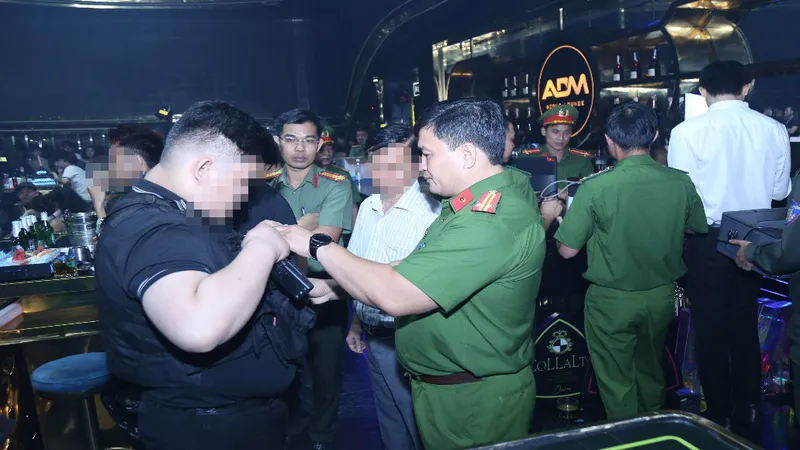 Lực lượng công an kiểm tra các cơ sở kinh doanh. Ảnh: CACC