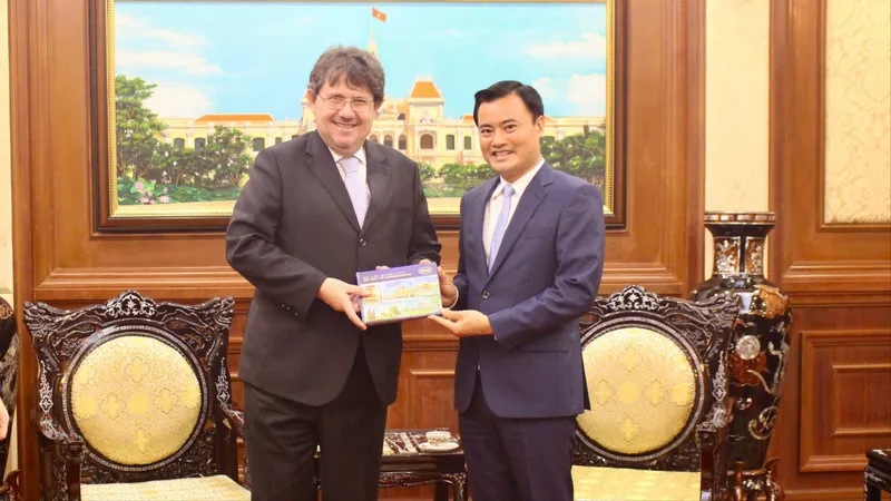 Phó Chủ tịch UBND TPHCM Bùi Xuân Cường tiếp tân Đại sứ Áo Philipp Agathonos. Ảnh: PHƯƠNG NAM