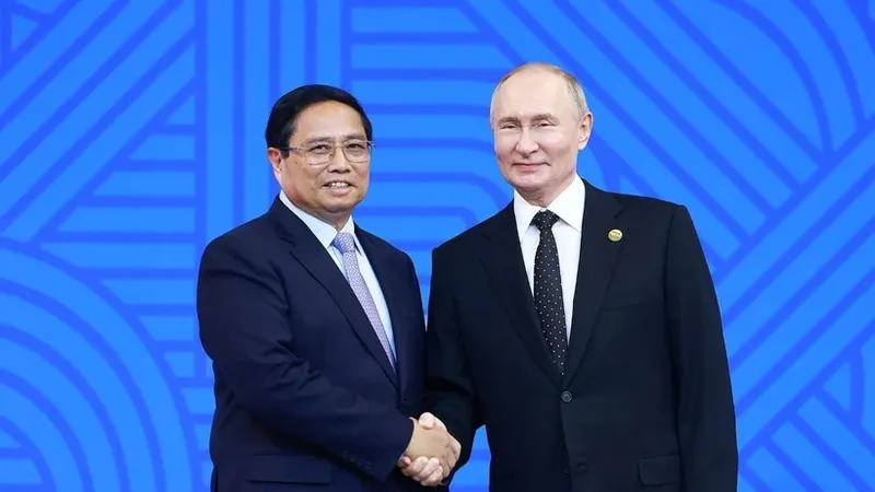 Tổng thống Liên bang Nga Vladimir Putin, Chủ tịch Nhóm BRICS năm 2024 đón Thủ tướng Phạm Minh Chính. Ảnh: TTXVN