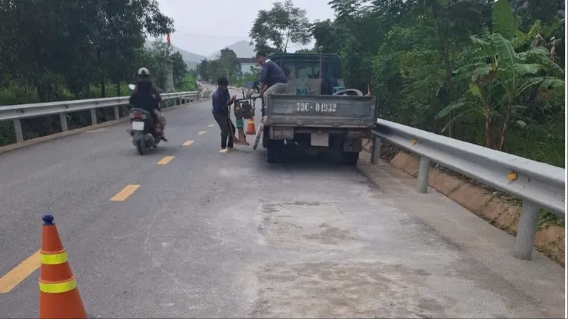 Vụ đường và cầu vượt lũ chưa bàn giao đã nứt: Nơi rốt ráo sửa chữa nơi bỏ không