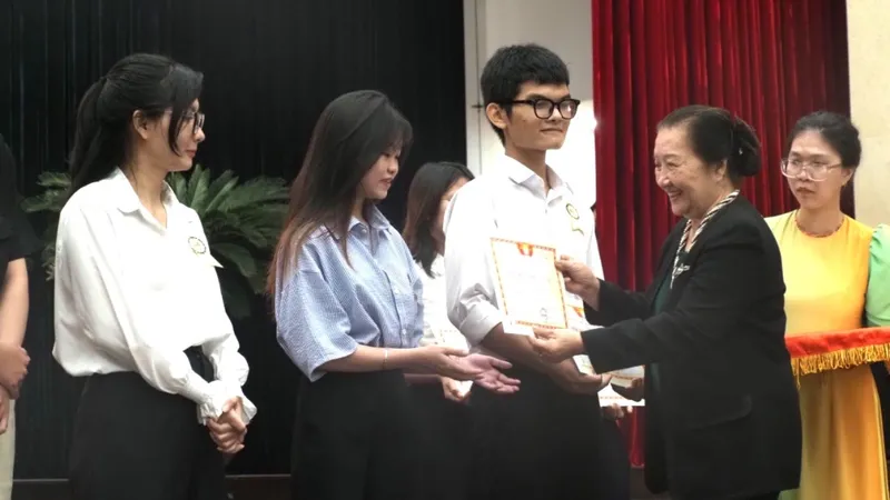 TPHCM: Hơn 1,6 tỷ đồng trao học bổng cho sinh viên vượt khó