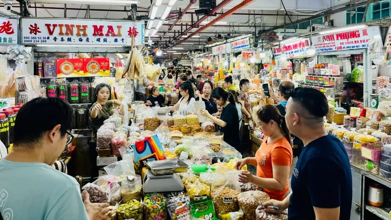 Du khách trong và ngoài nước mua hàng tại một phiên livestream ở chợ Bến Thành (TPHCM) vào cuối năm 2023