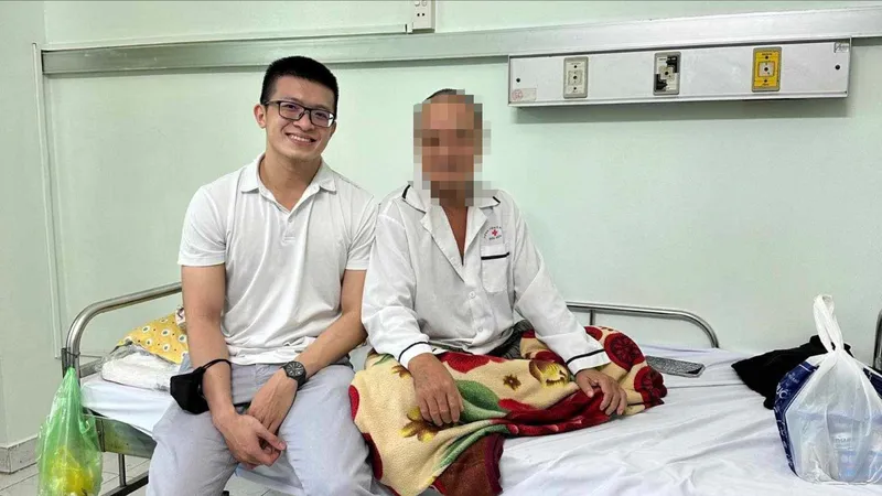 Bác sĩ Ngô Trần Nhật Giang, Hệ thống nhà thuốc và tiêm chủng FPT Long Châu đến bệnh viện thăm hỏi tình trạng sức khỏe của ông T. 