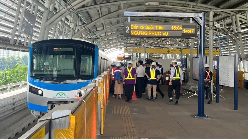 Phục vụ miễn phí đối tượng chính sách đi metro 