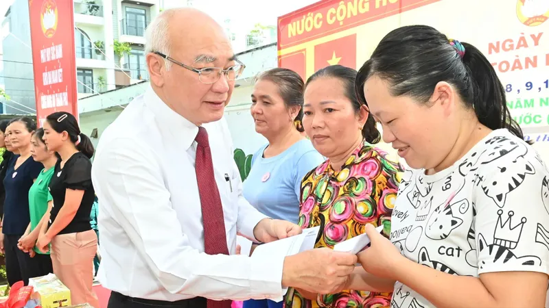 Trưởng Ban Tuyên giáo Thành ủy TPHCM Phan Nguyễn Như Khuê tặng quà đến hộ gia đình có hoàn cảnh khó khăn ở các khu phố. Ảnh: VIỆT DŨNG 