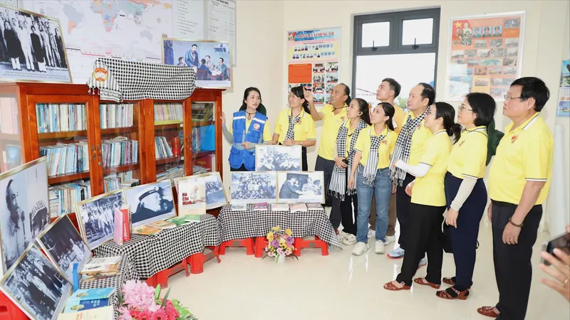 Đoàn công tác TPHCM thăm, tặng quà chiến sĩ, người dân trên xã đảo Thổ Châu