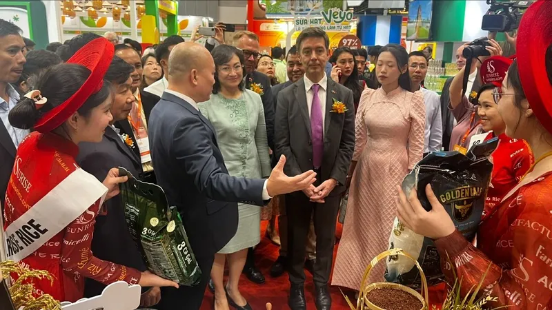 Doanh nghiệp giới thiệu sản phẩm gạo Việt Nam đã và đang xuất khẩu vào thị trường Châu Âu và Hoa Kỳ. Ảnh: MINH XUÂN