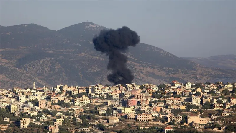 Khói bốc lên sau cuộc pháo kích của Israel xuống Lebanon ngày 23-8-2024. Ảnh: THX/TTXVN