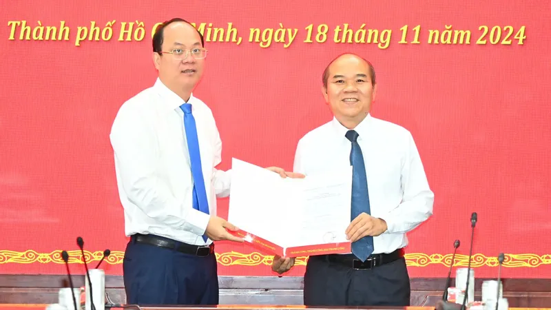 Lãnh đạo Thành ủy TPHCM chúc mừng đồng chí Trần Văn Bảy. Ảnh: VIỆT DŨNG
