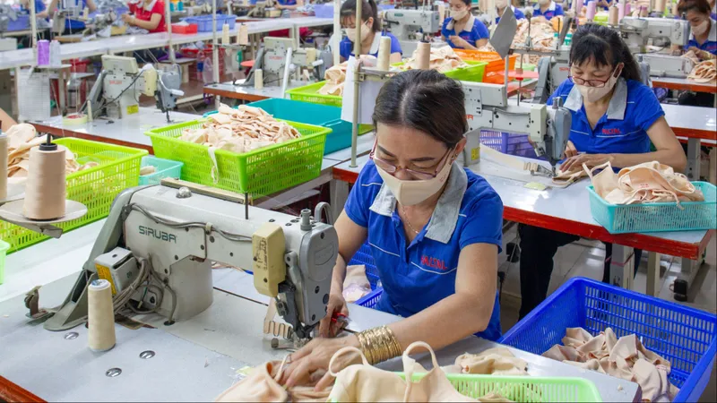 Công ty dệt may Kim Dung chuyên may quần áo thời trang tại Vĩnh Lộc A, Bình Chánh, TPHCM- ảnh Hoàng Hùng