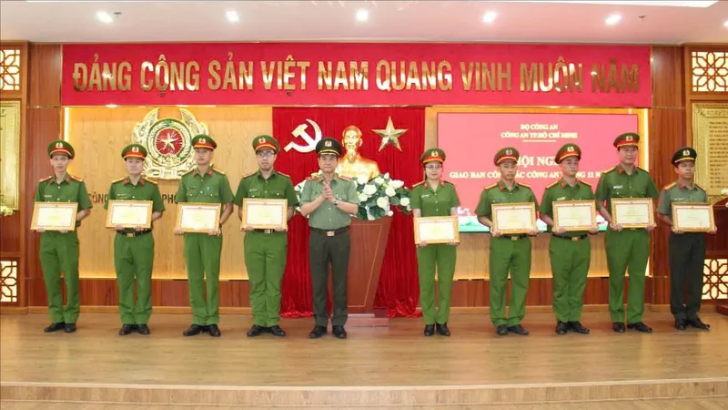 Trung tướng Lê Hồng Nam, Giám đốc Công an TPHCM trao khen thưởng cho các tập thể, cá nhân có thành tích xuất sắc