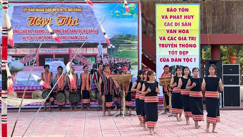 Đồng bào Xơ Đăng vùng căn cứ cách mạng thi đánh cồng chiêng