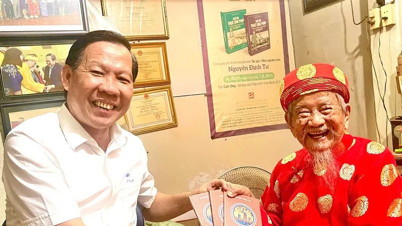 Nhà nghiên cứu Nguyễn Đình Tư tặng sách Chủ tịch UBND TPHCM Phan Văn Mãi