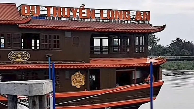 Du thuyền “lạ” xuất hiện trên sông Vàm Cỏ Tây 