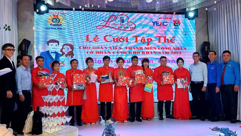 Cô dâu, chú rể là thanh niên công nhân tham gia lễ cưới tập thể do LĐLĐ quận 12 tổ chức nhận quà từ ban tổ chức