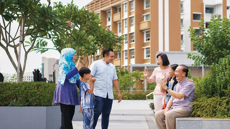 Người dân Singapore sinh sống tại một khu nhà do HDB quản lý. Ảnh: HDB