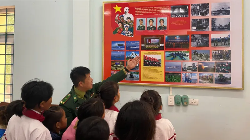 Cán bộ biên phòng cùng giáo viên, học sinh Trường Tiểu học và THCS A Ngo vệ sinh cột mốc 635