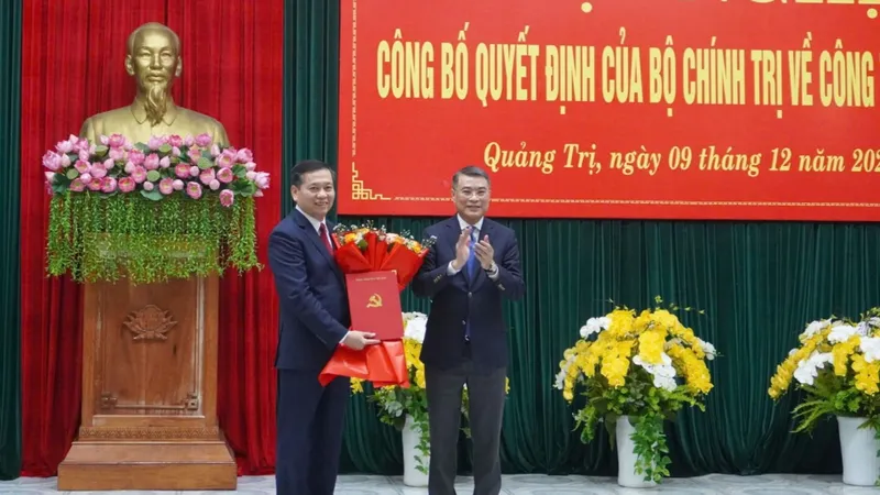 Đồng chí Lê Minh Hưng trao Quyết định của Bộ Chính trị cho đồng chí Nguyễn Long Hải