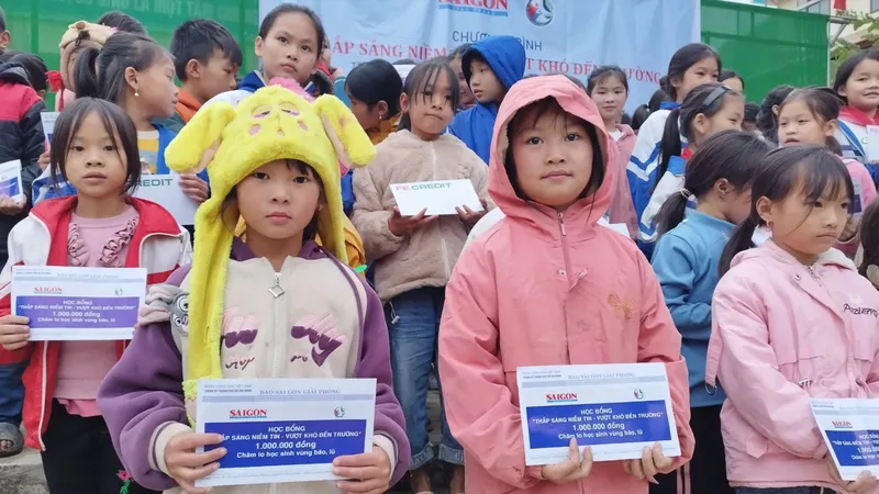 Báo SGGP trao hỗ trợ cho học sinh nghèo tỉnh Cao Bằng
