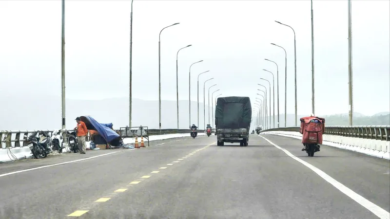 Chuẩn bị thử tải sau khi sửa chữa cầu Thị Nại