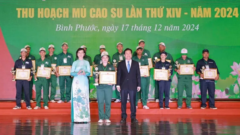 Công ty CP Cao su Đồng Phú giành giải Nhất đồng đội “Hội thi Bàn tay vàng thu hoạch mủ cao su” 