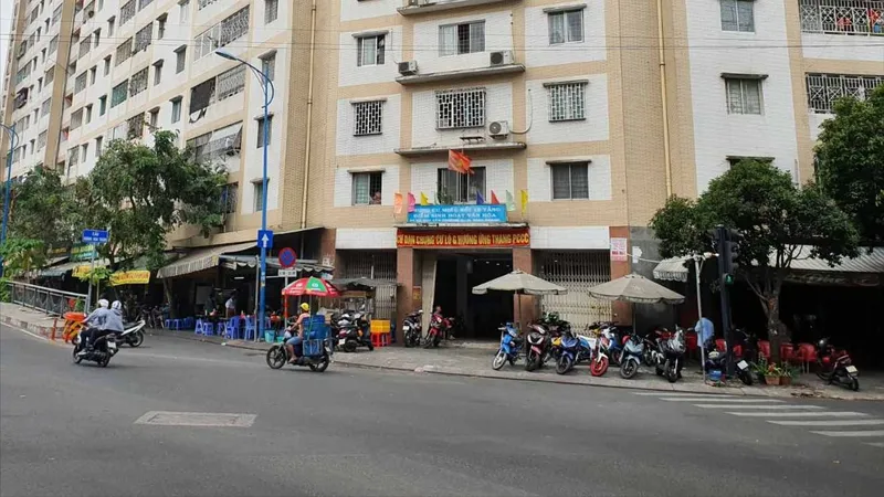 Chung cư Miếu nổi. Ảnh: ĐOÀN HIỆP