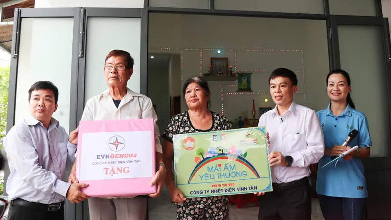 Bàn giao "Mái ấm yêu thương" cho gia đình ông Võ Hét