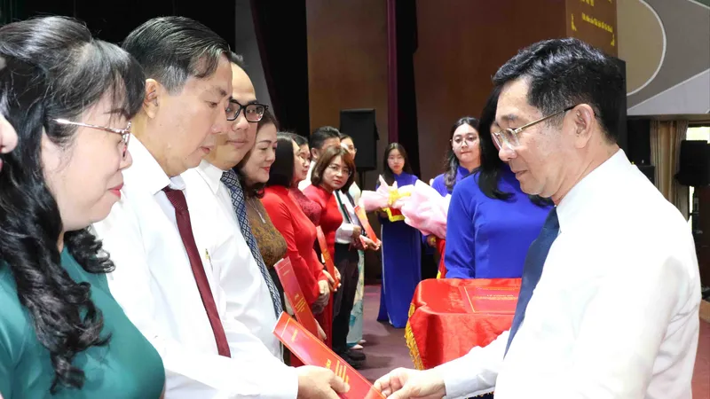 Phó Chủ tịch Thường trực UBND TPHCM Dương Ngọc Hải trao quyết định chúc mừng cán bộ chủ chốt các phường mới tại quận 4 sau sắp xếp