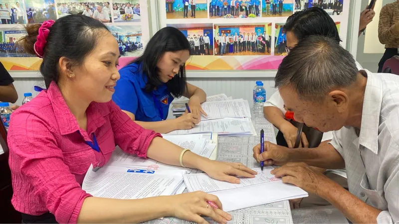 50 hộ dân đầu tiên bị ảnh hưởng bởi dự án đường Vành đai 2 nhận tiền bồi thường