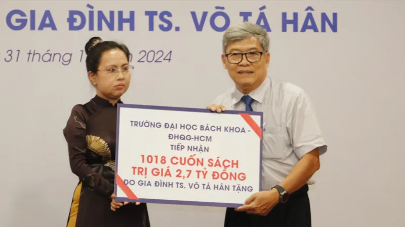 Việt kiều Mỹ tặng hơn 1.000 cuốn sách cho Trường Đại học Bách Khoa 