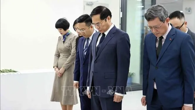 Lãnh đạo Đảng, Nhà nước chia buồn và tới viếng tại Đại sứ quán Hàn Quốc