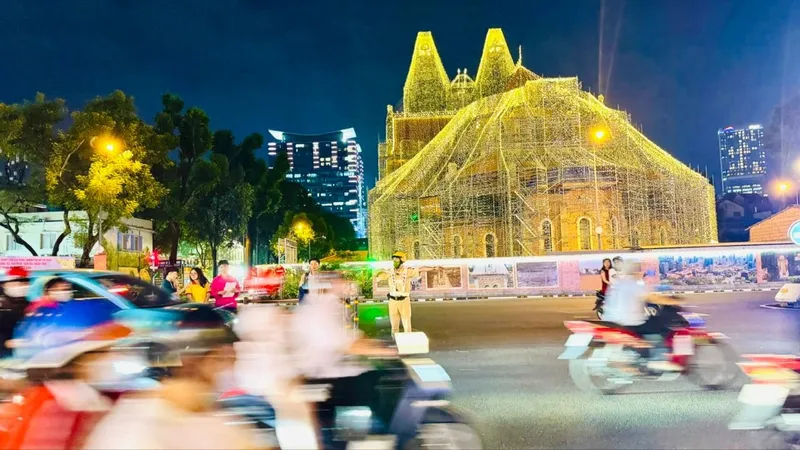 Người dân TPHCM đổ dần đến những hướng có pháo hoa