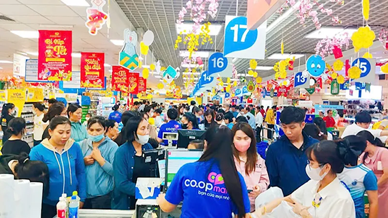 Người dân mua sắm tại một siêu thị Co.opmart ở TPHCM 