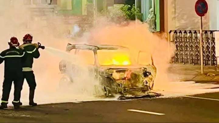 Lực lượng chức năng chữa cháy ở hiện trường
