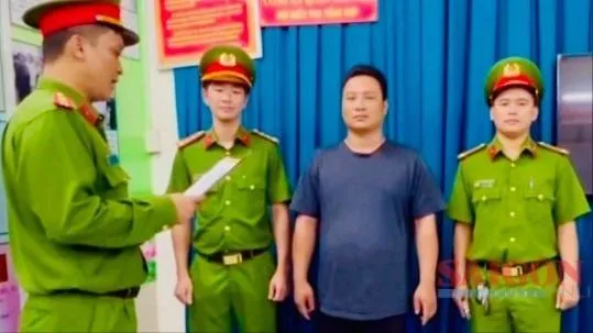 Bắt người đàn ông cầm đá đập kính chắn gió ô tô tải