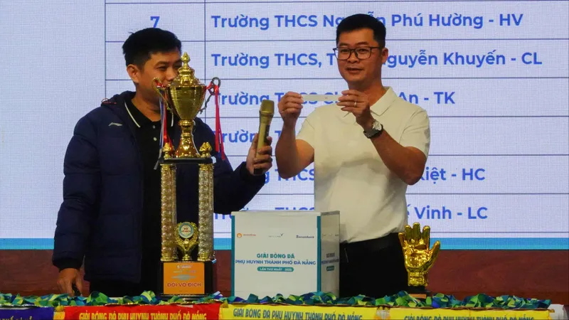 Đại diện phụ huynh các trường bốc thăm chia bảng. Ảnh: XUÂN QUỲNH