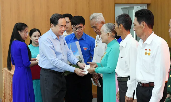 Chủ tịch Quốc hội Trần Thanh Mẫn thăm, tặng quà tết ở Hậu Giang