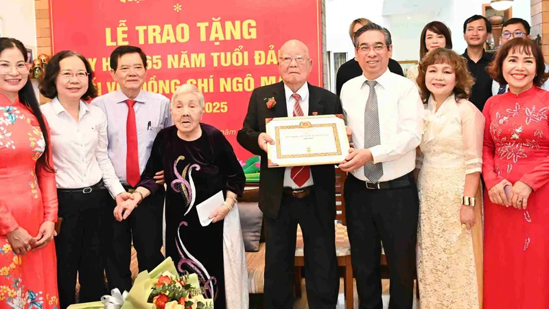 Đồng chí Nguyễn Phước Lộc trao Huy hiệu 65 năm tuổi Đảng đến đồng chí Ngô Mai. Ảnh VIỆT DŨNG