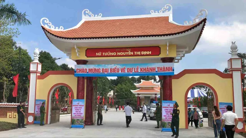 Các đại biểu thực hiện nghi thức cắt băng khánh thành