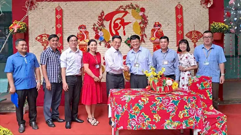 Phó Chủ tịch UBND TPHCM Nguyễn Văn Dũng, thăm chúc tết đội ngũ thầy thuốc Bệnh viện Da liễu TPHCM. (ẢNH QUANG HUY)