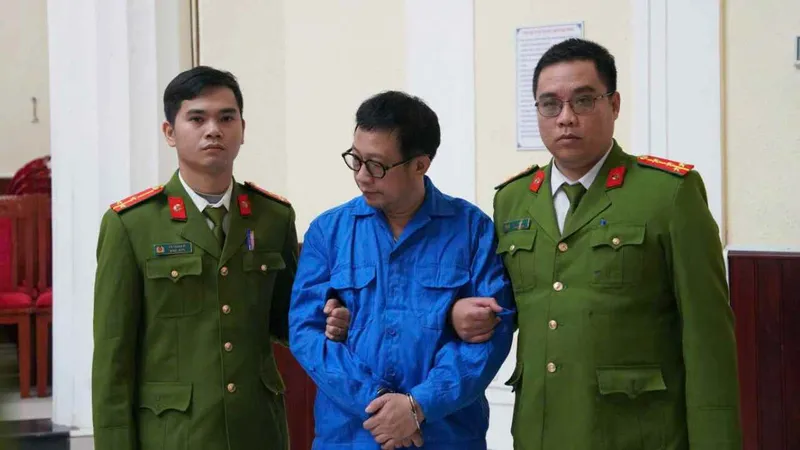 Cơ quan chức năng đọc lệnh khởi tố bị can, bắt tạm giam Lê Anh Phương