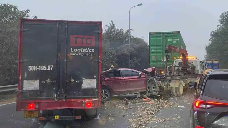 Đại lộ Thăng Long ùn tắc kéo dài sau tai nạn liên hoàn giữa 4 ô tô