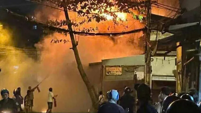Ngọn lửa bùng cháy dữ dội