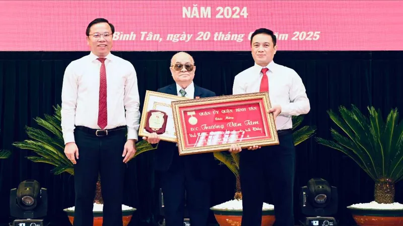 Quận Bình Tân trao Huy hiệu Đảng đến 128 đồng chí đảng viên cao tuổi Đảng